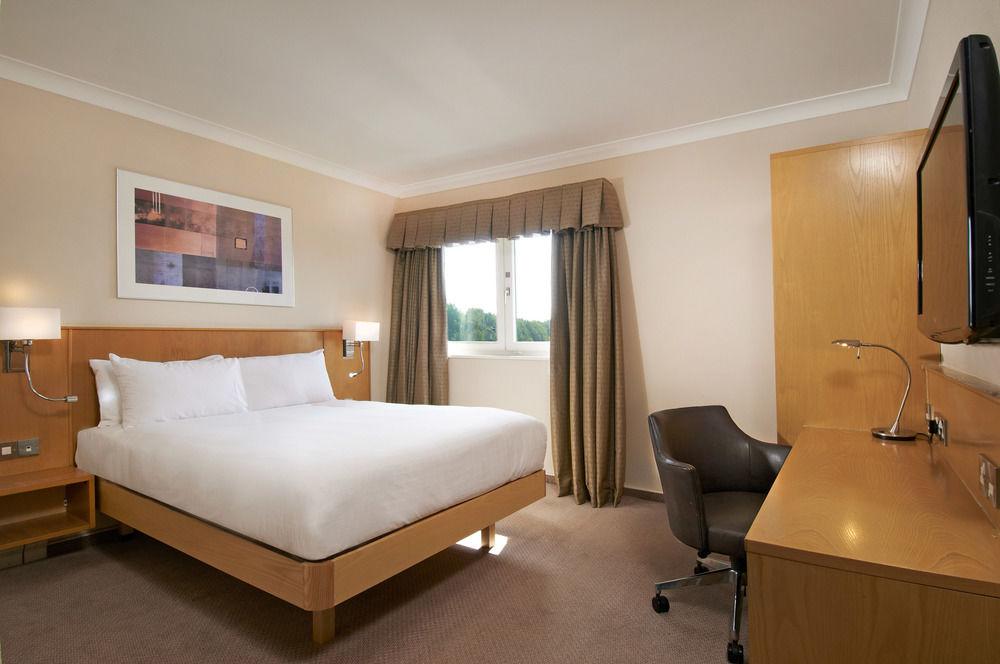 Novotel London Stansted Airport Станстед-Маунтфітчет Екстер'єр фото