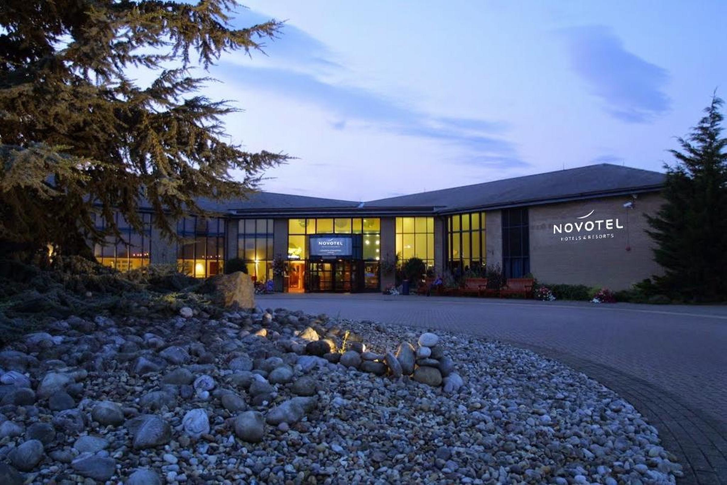 Novotel London Stansted Airport Станстед-Маунтфітчет Екстер'єр фото