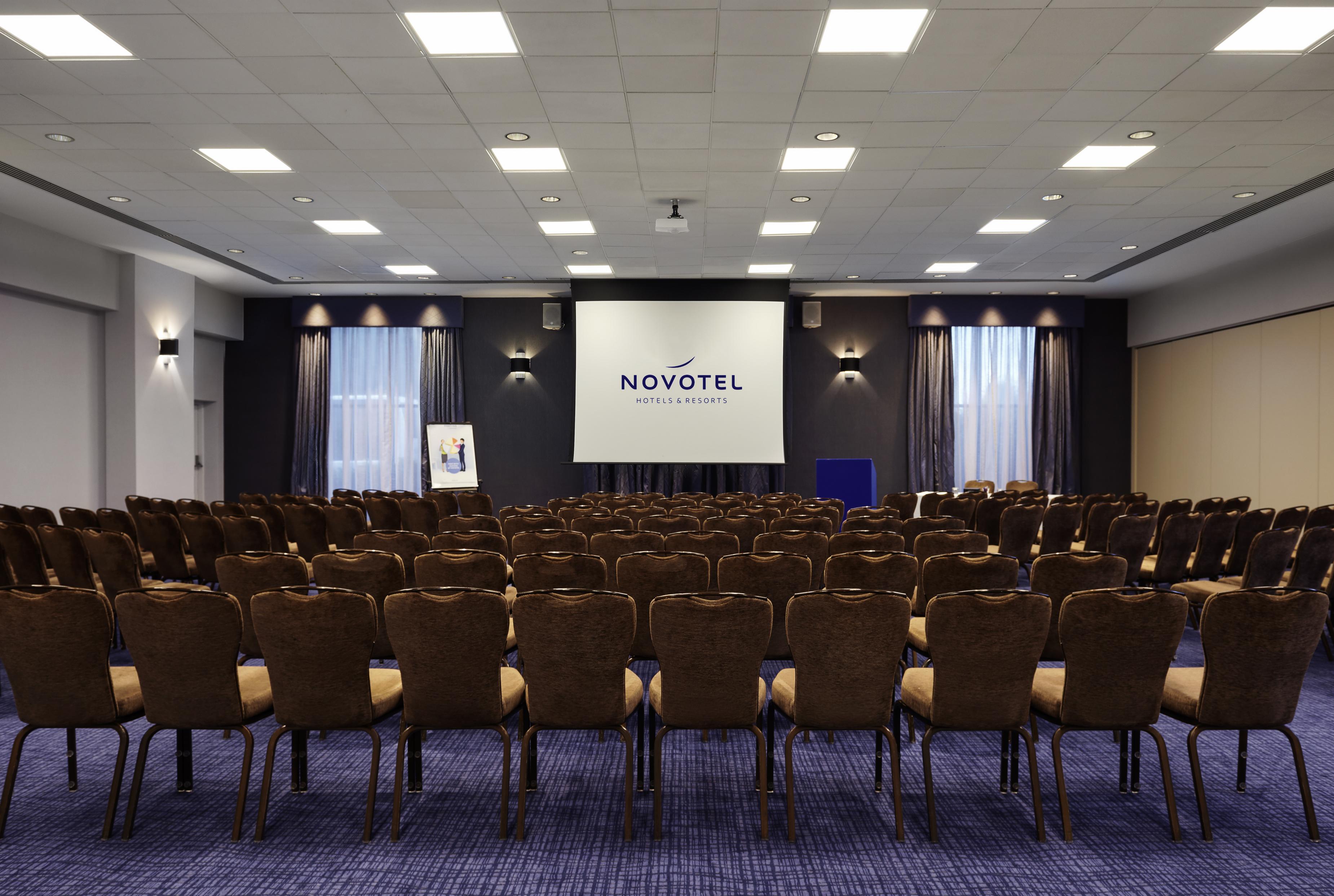Novotel London Stansted Airport Станстед-Маунтфітчет Екстер'єр фото