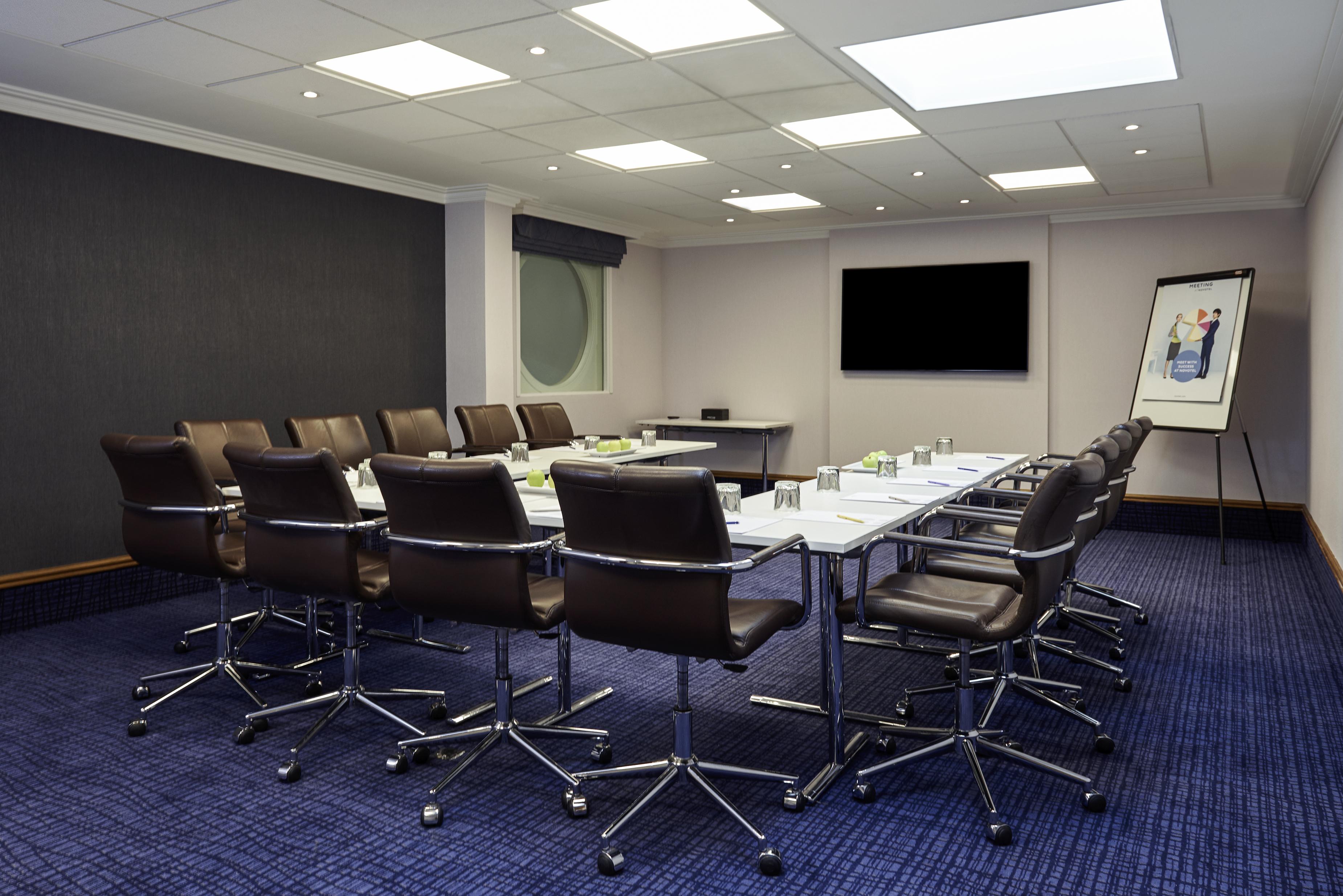 Novotel London Stansted Airport Станстед-Маунтфітчет Екстер'єр фото