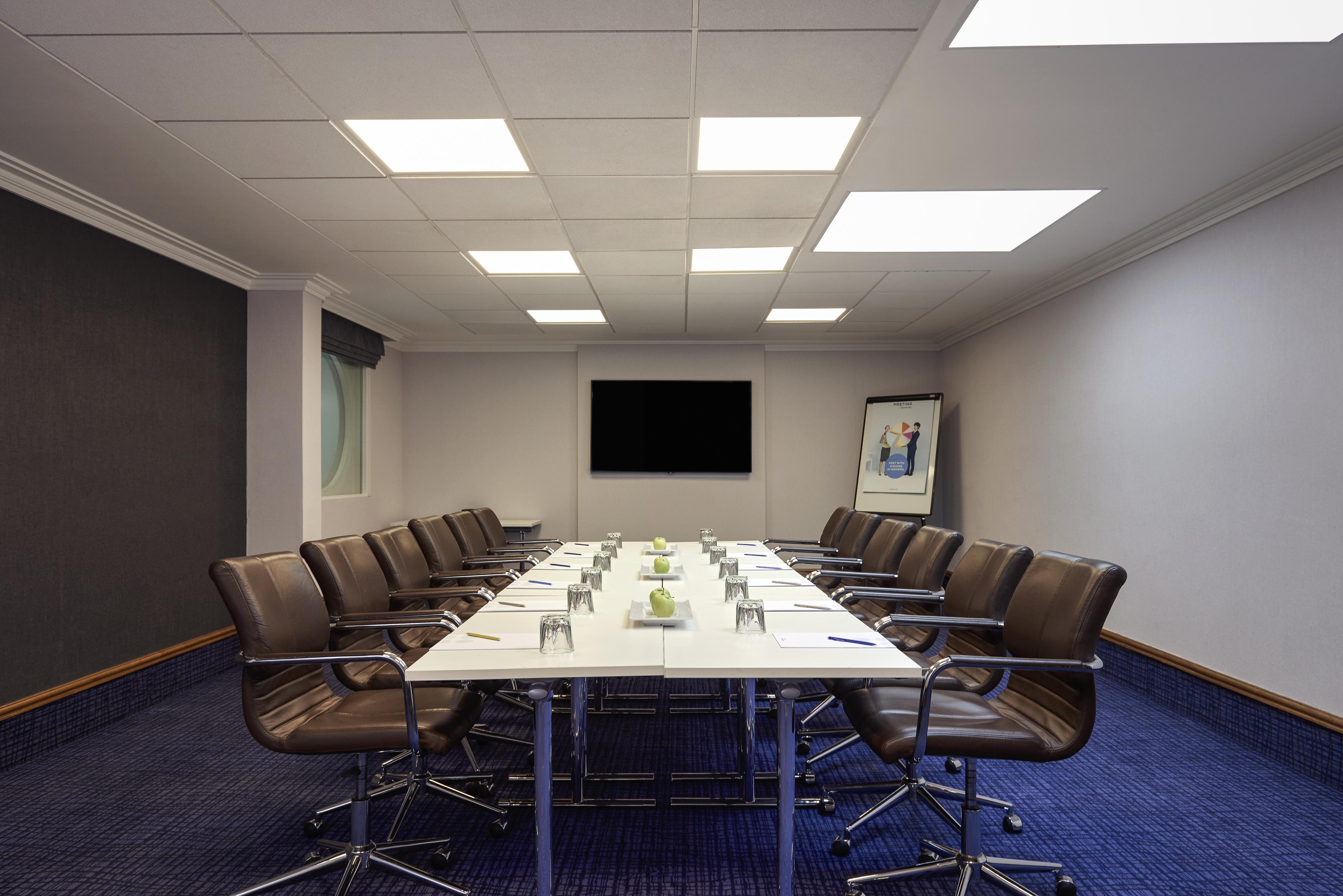 Novotel London Stansted Airport Станстед-Маунтфітчет Екстер'єр фото