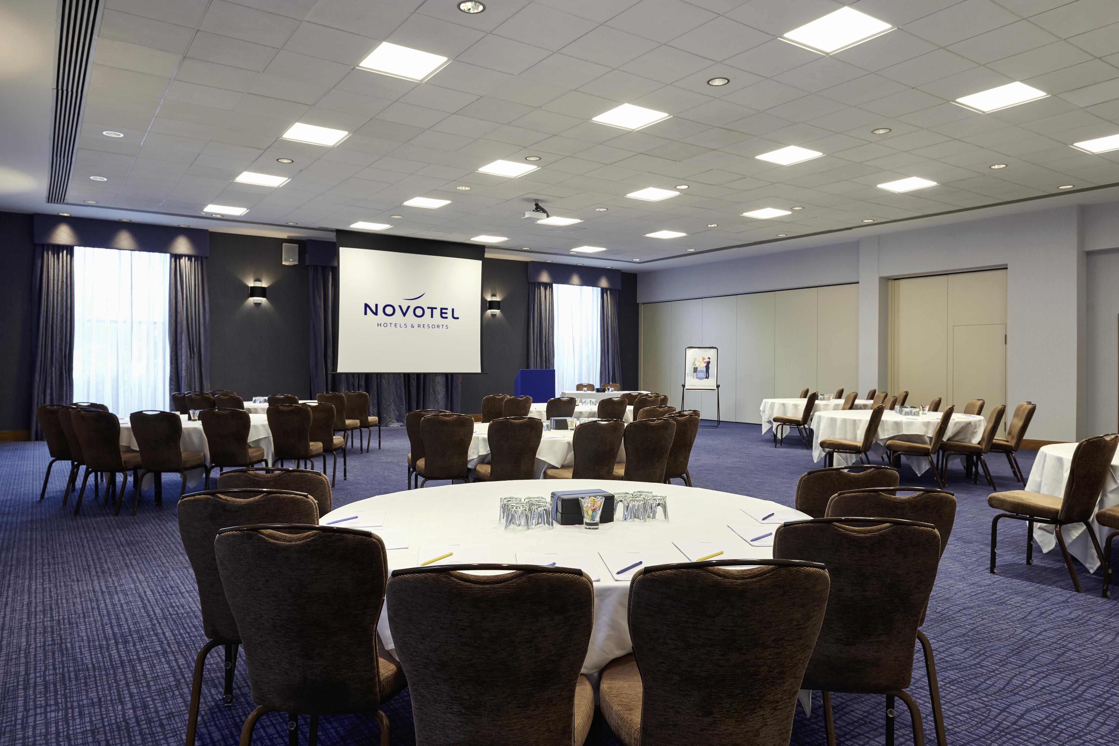 Novotel London Stansted Airport Станстед-Маунтфітчет Екстер'єр фото
