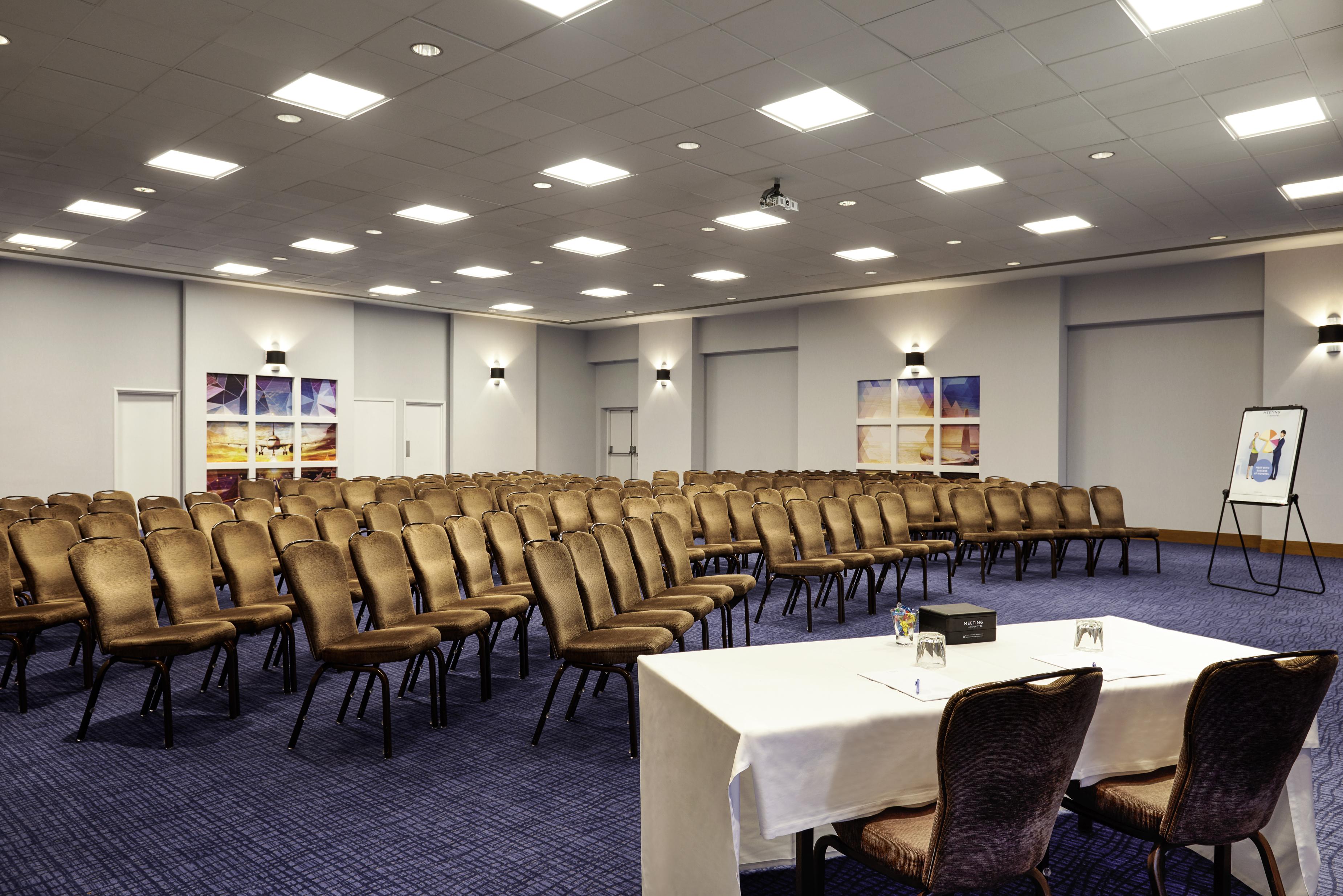 Novotel London Stansted Airport Станстед-Маунтфітчет Екстер'єр фото
