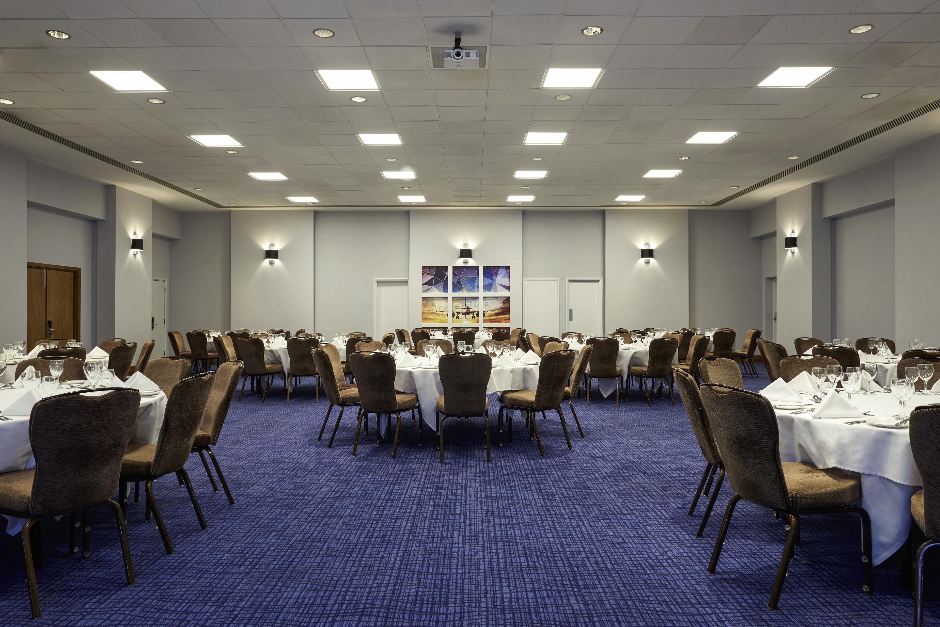 Novotel London Stansted Airport Станстед-Маунтфітчет Екстер'єр фото