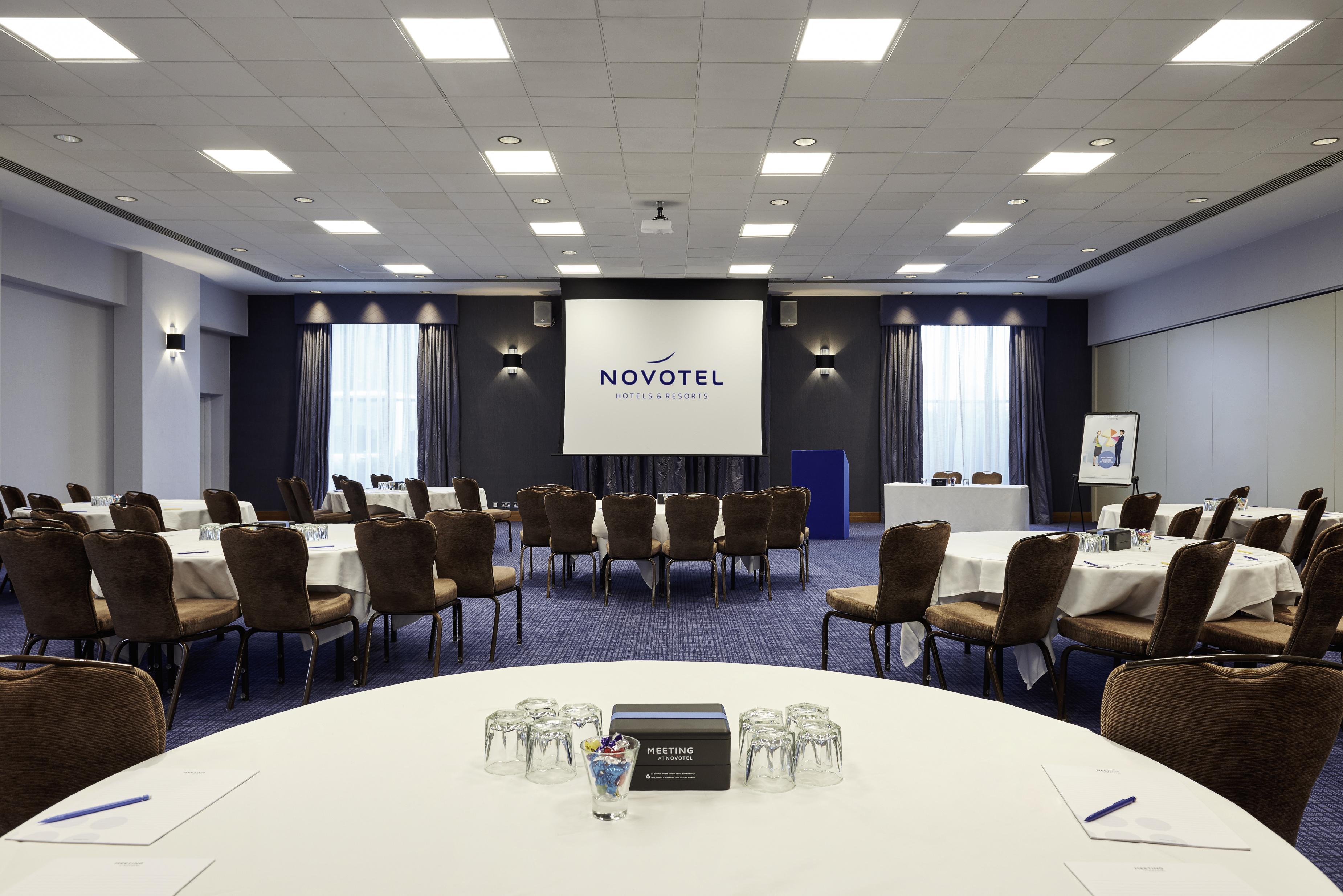 Novotel London Stansted Airport Станстед-Маунтфітчет Екстер'єр фото