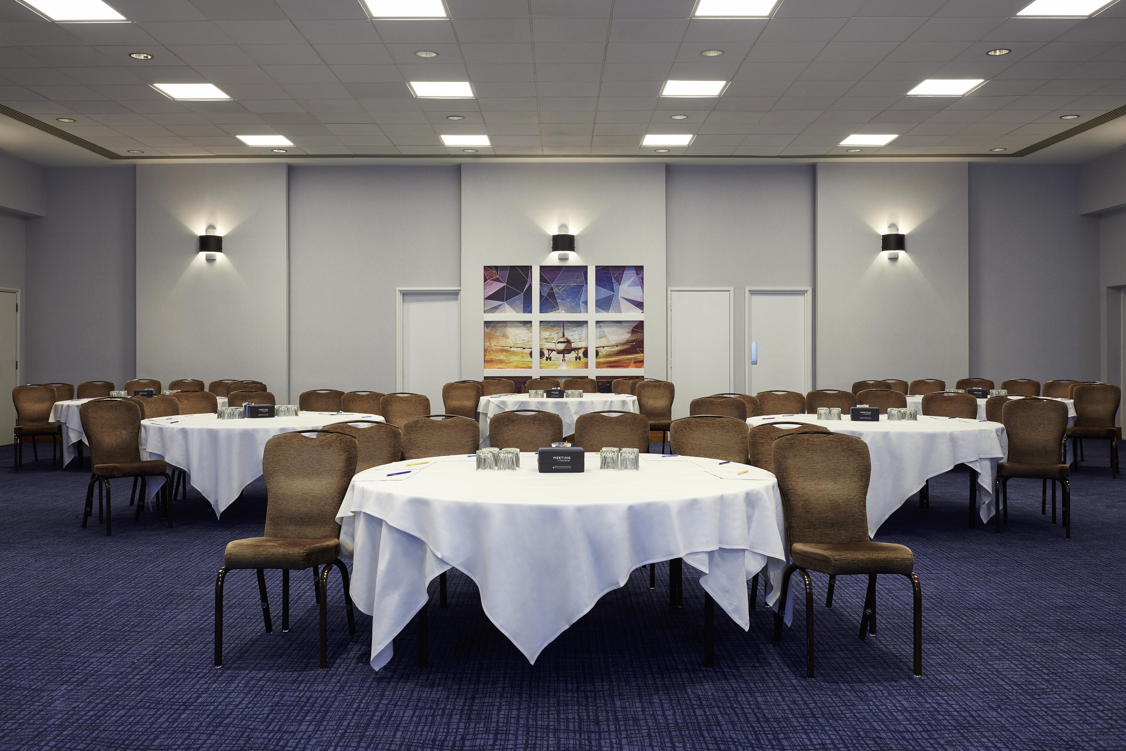 Novotel London Stansted Airport Станстед-Маунтфітчет Екстер'єр фото