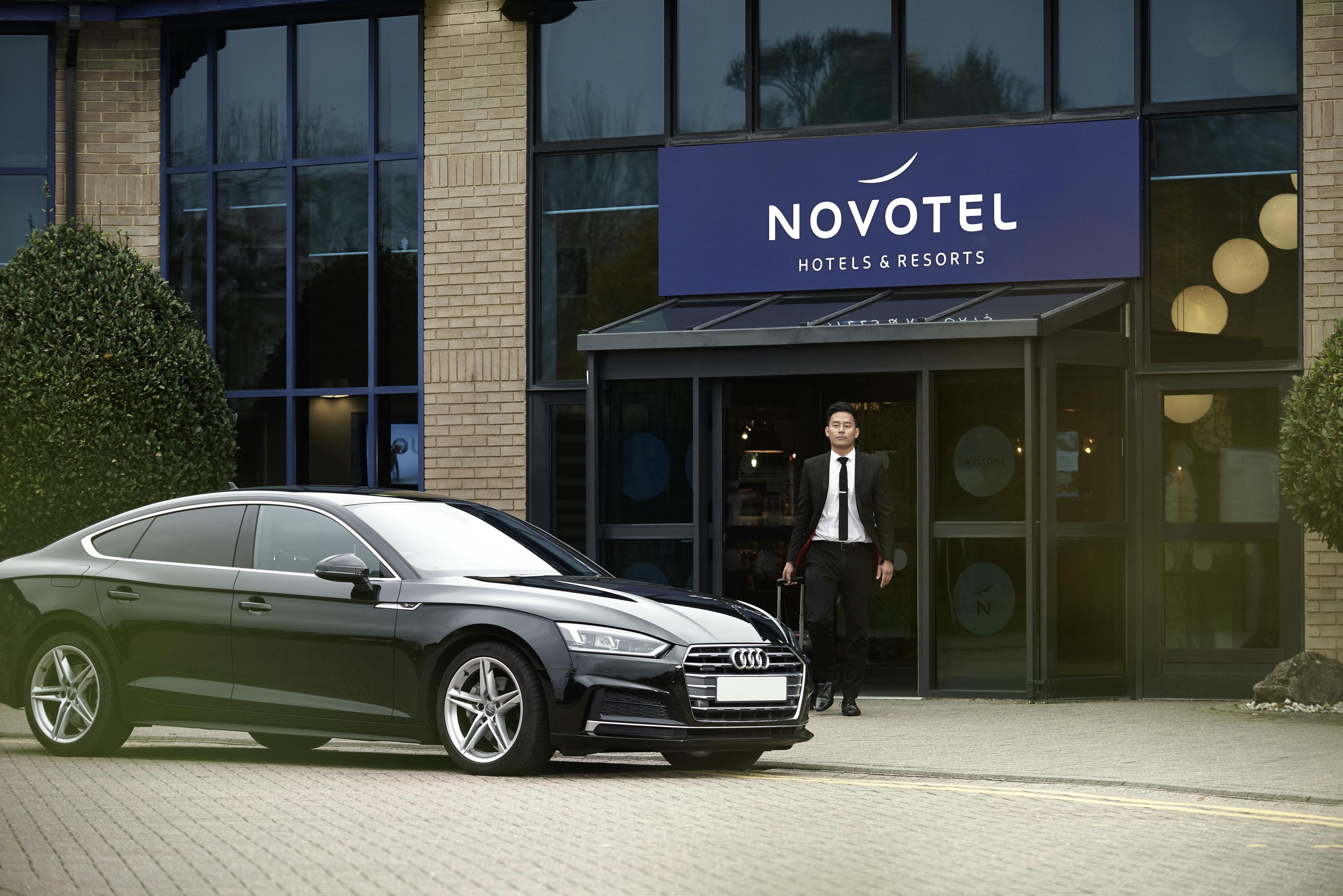 Novotel London Stansted Airport Станстед-Маунтфітчет Екстер'єр фото