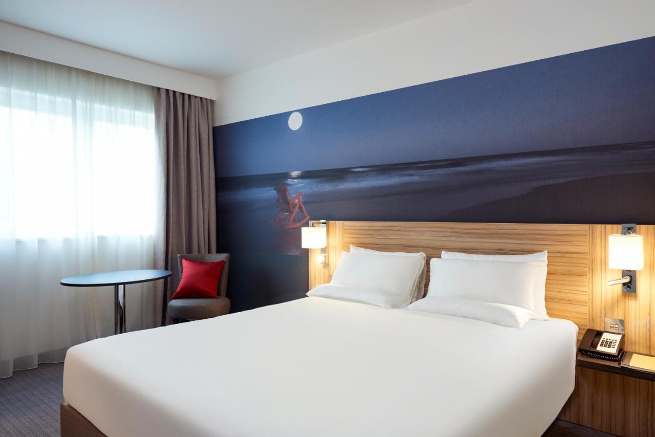 Novotel London Stansted Airport Станстед-Маунтфітчет Екстер'єр фото