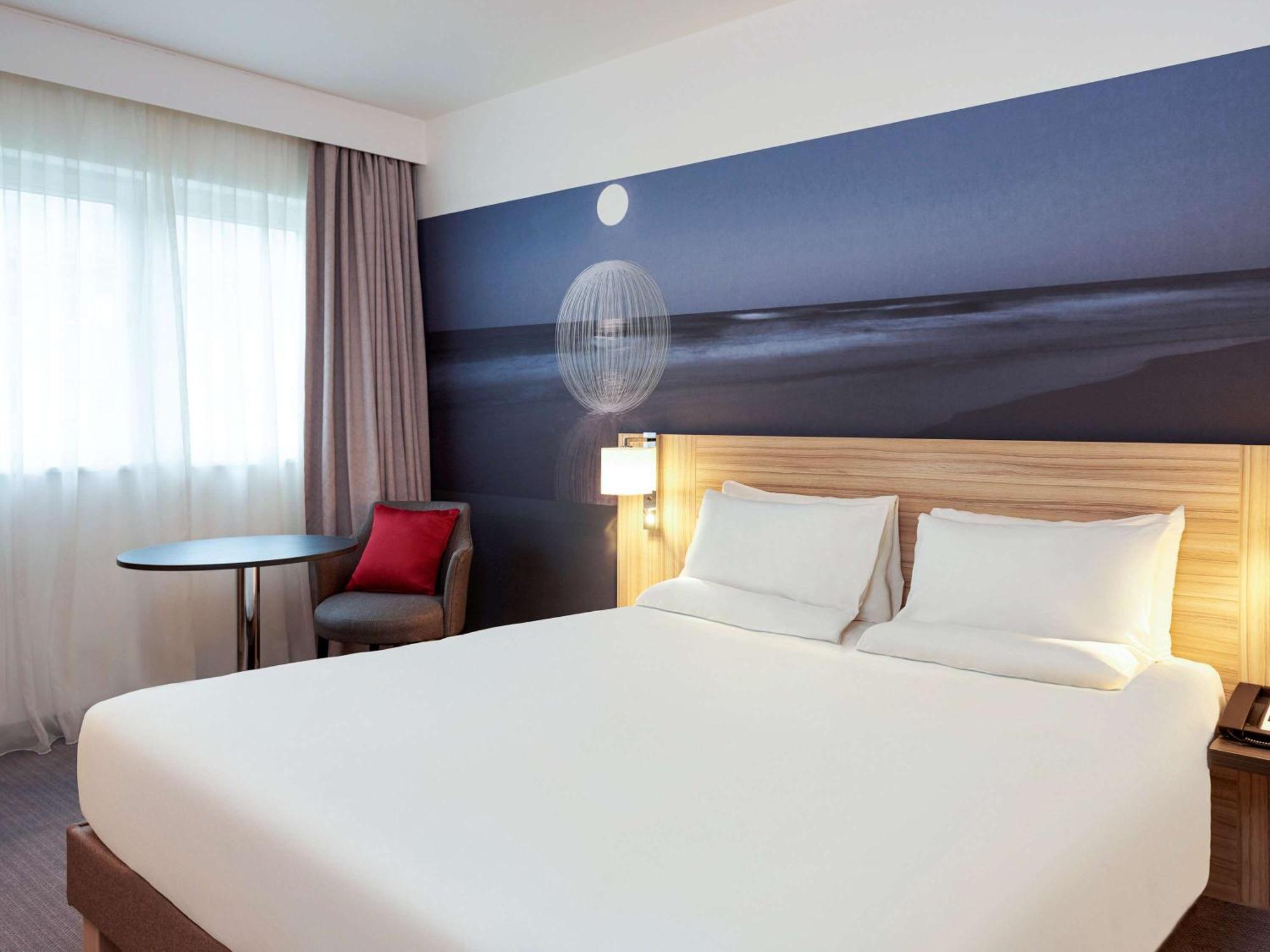 Novotel London Stansted Airport Станстед-Маунтфітчет Екстер'єр фото