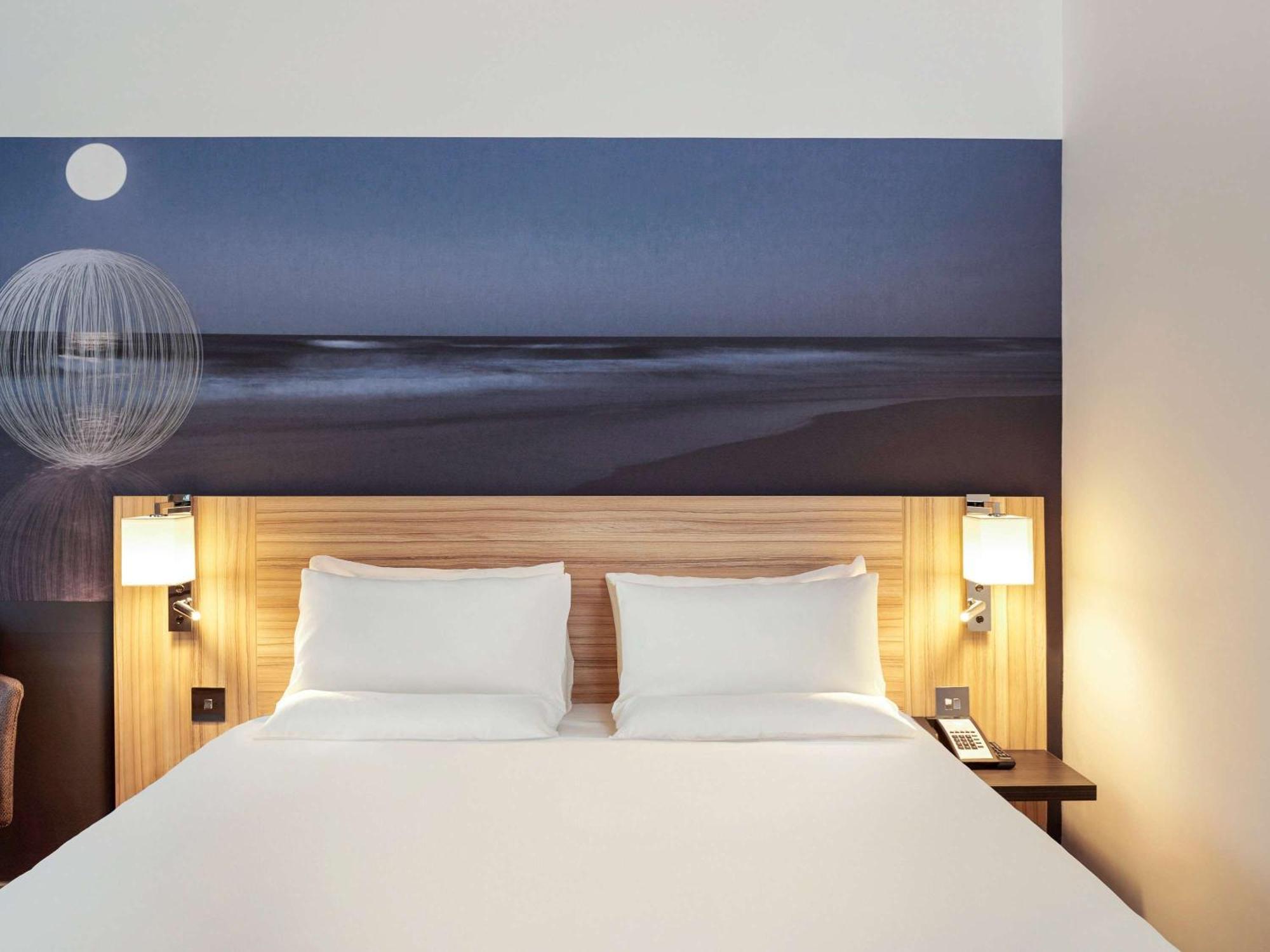 Novotel London Stansted Airport Станстед-Маунтфітчет Екстер'єр фото
