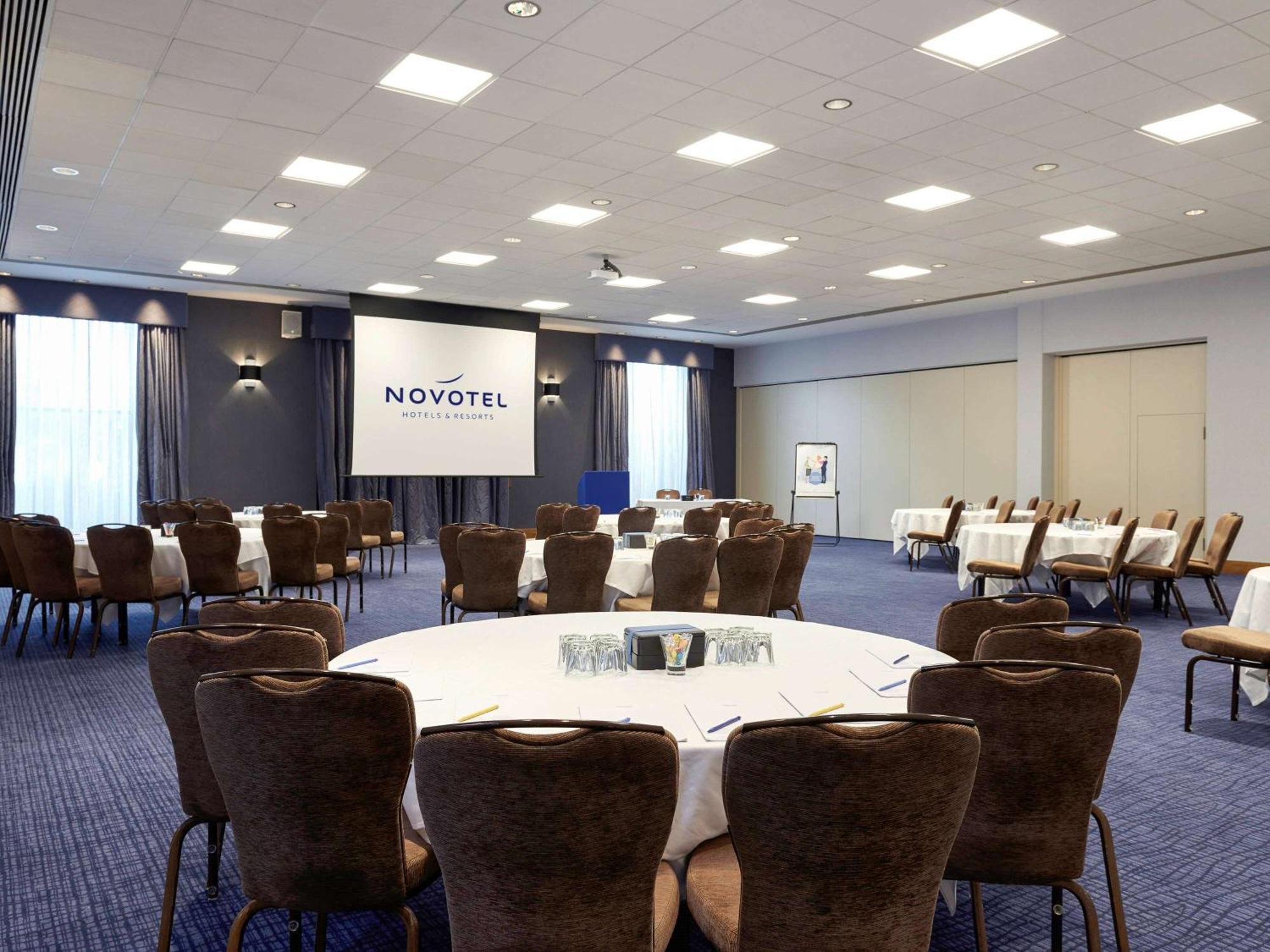Novotel London Stansted Airport Станстед-Маунтфітчет Екстер'єр фото