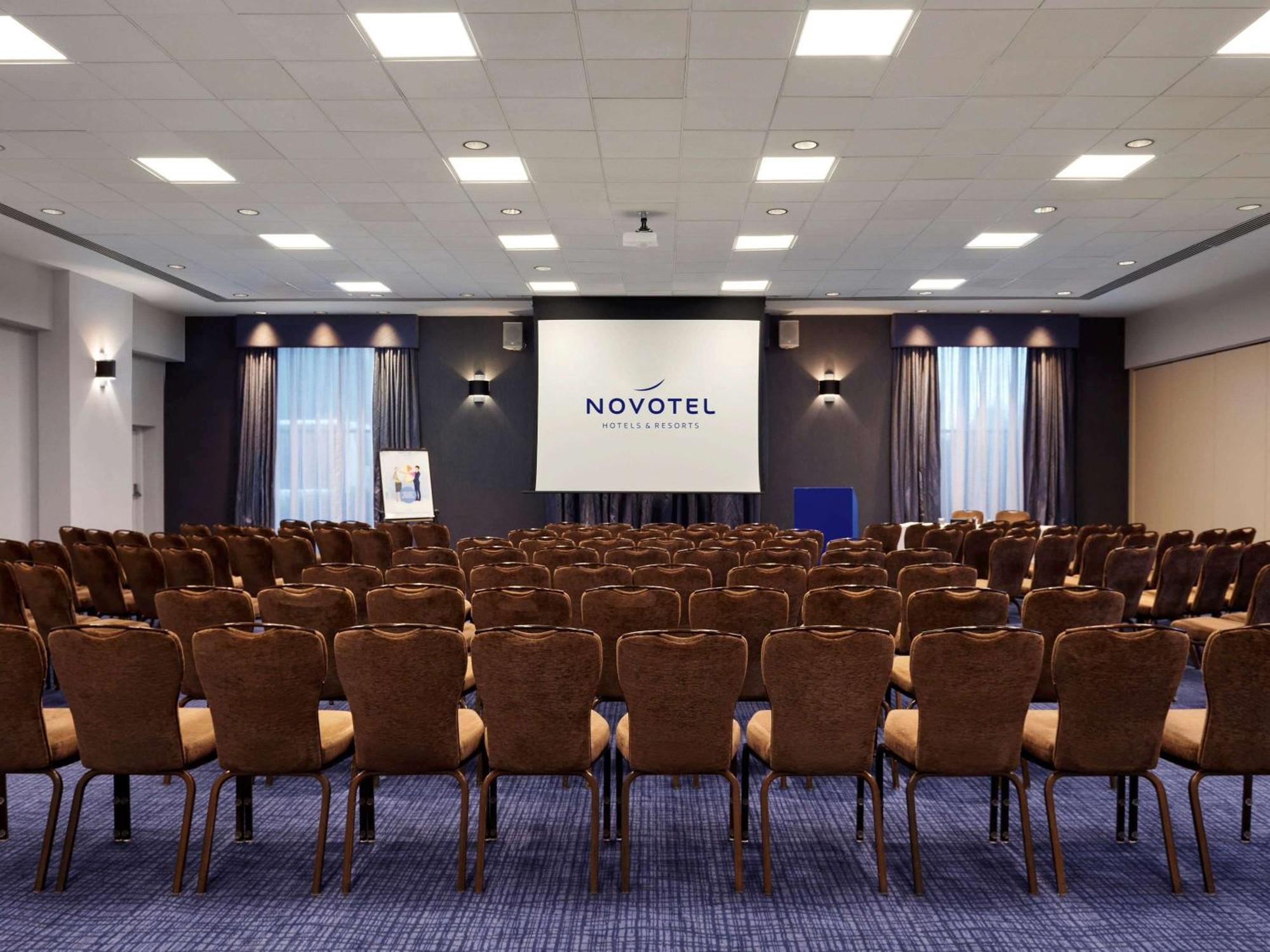 Novotel London Stansted Airport Станстед-Маунтфітчет Екстер'єр фото