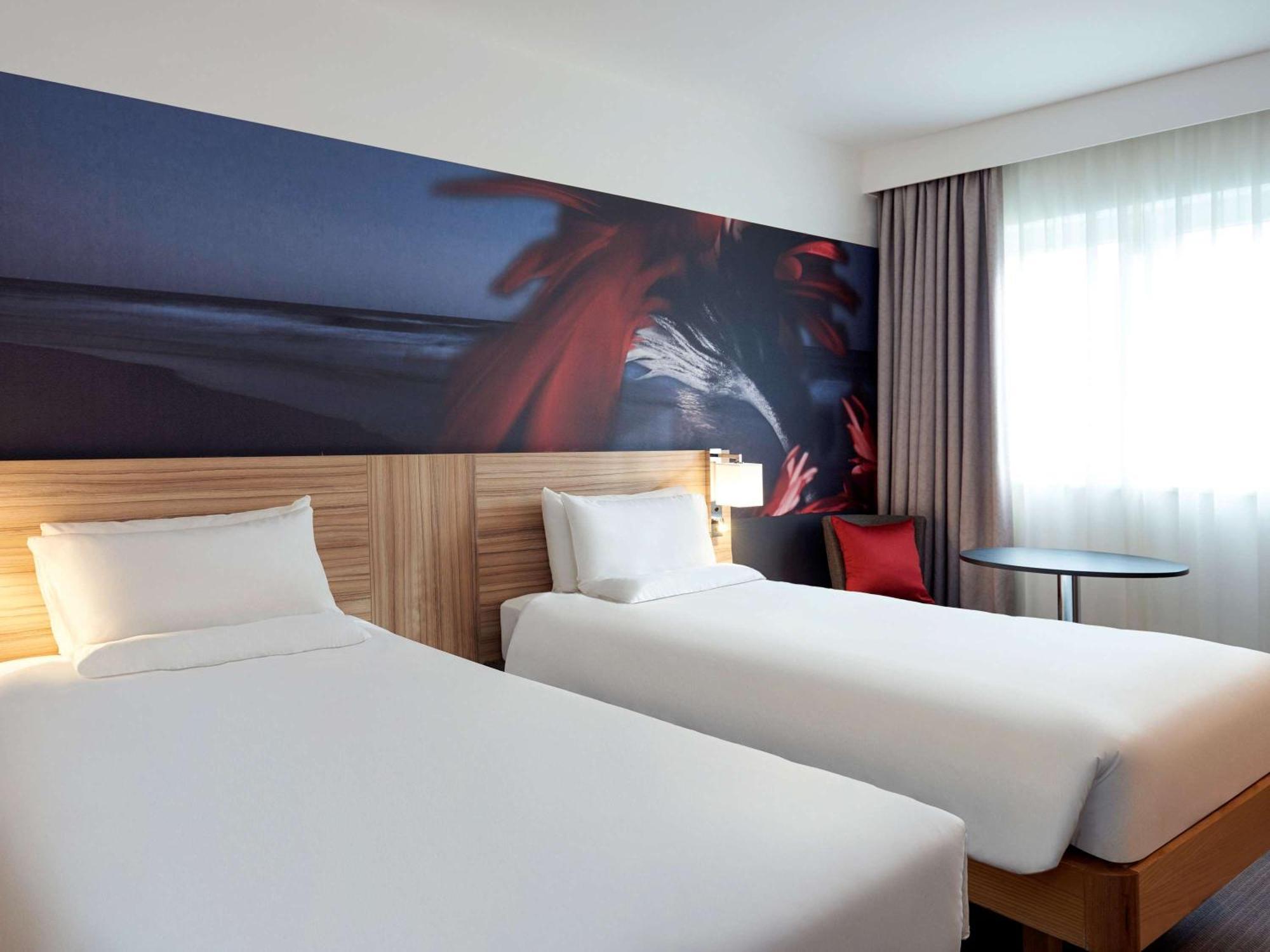Novotel London Stansted Airport Станстед-Маунтфітчет Екстер'єр фото