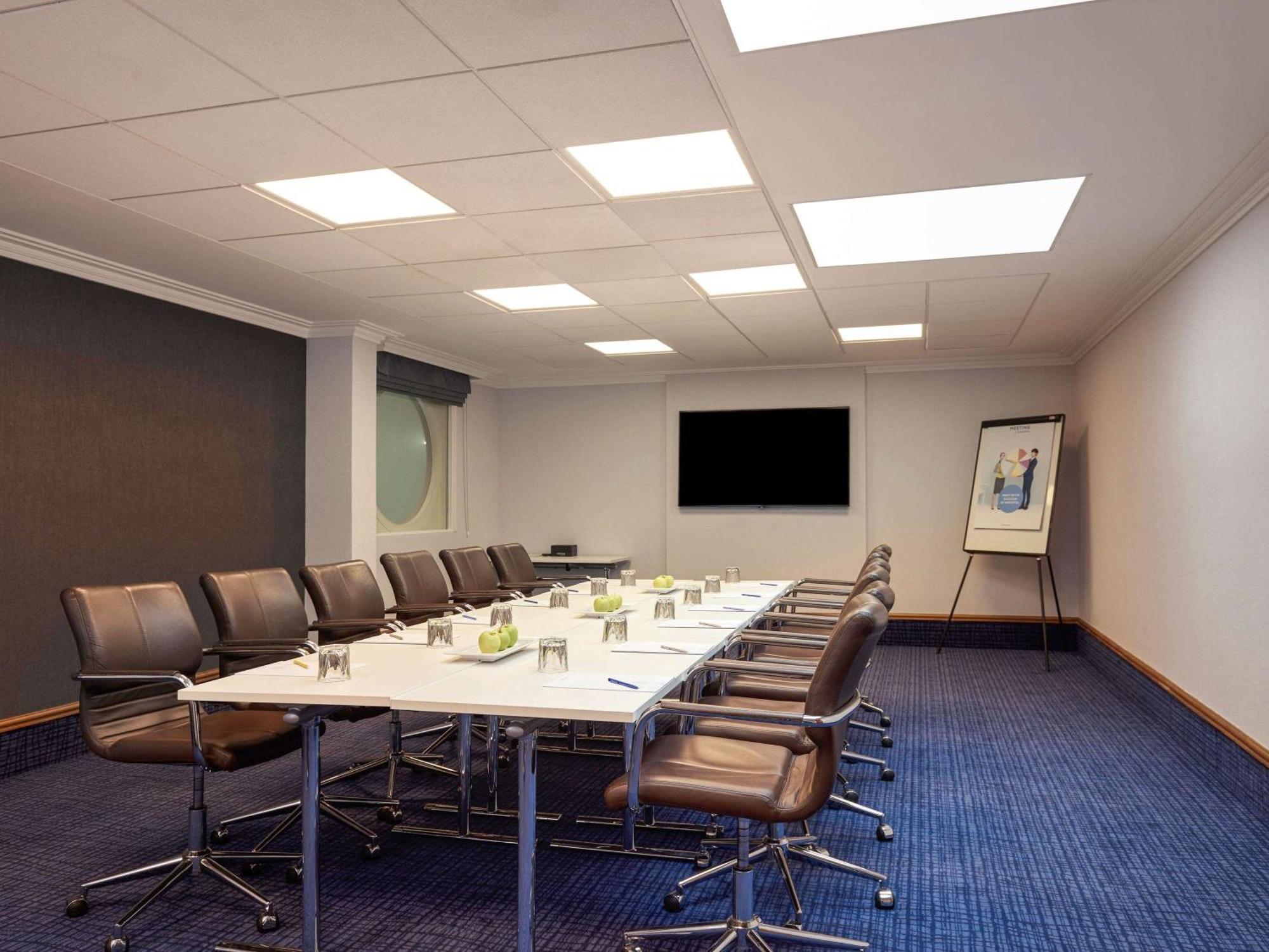 Novotel London Stansted Airport Станстед-Маунтфітчет Екстер'єр фото