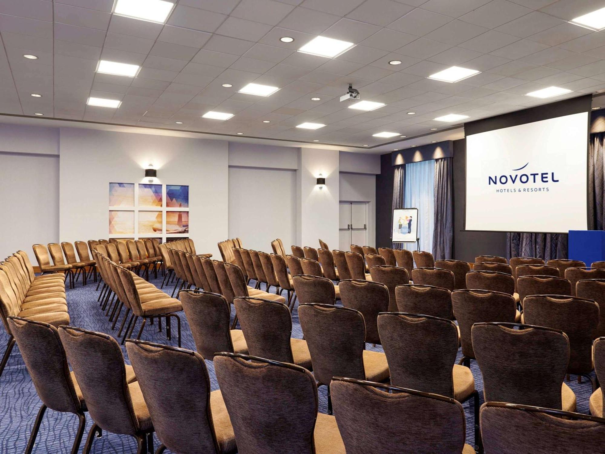 Novotel London Stansted Airport Станстед-Маунтфітчет Екстер'єр фото