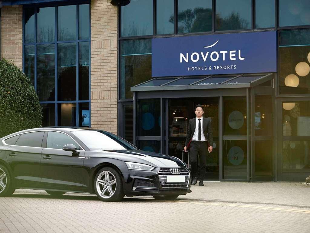 Novotel London Stansted Airport Станстед-Маунтфітчет Екстер'єр фото