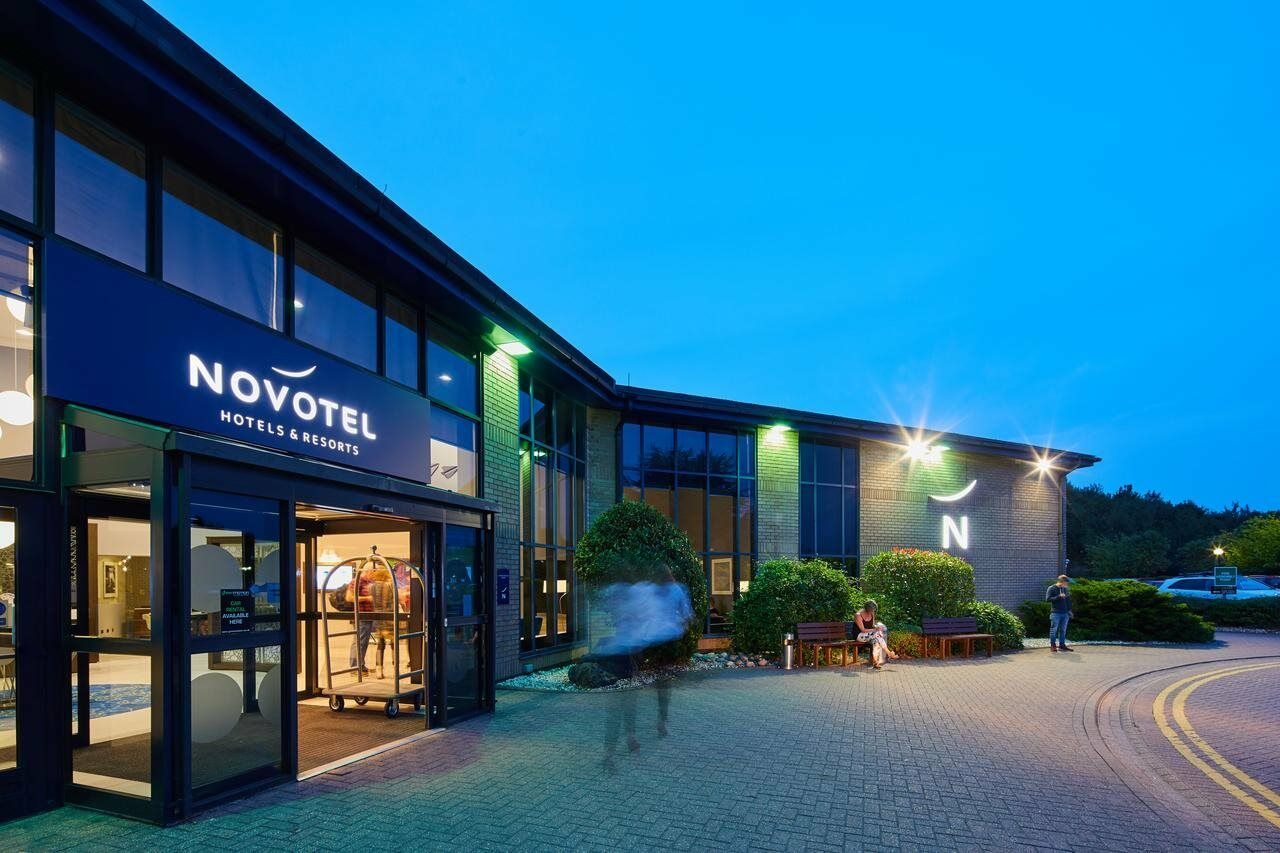 Novotel London Stansted Airport Станстед-Маунтфітчет Екстер'єр фото