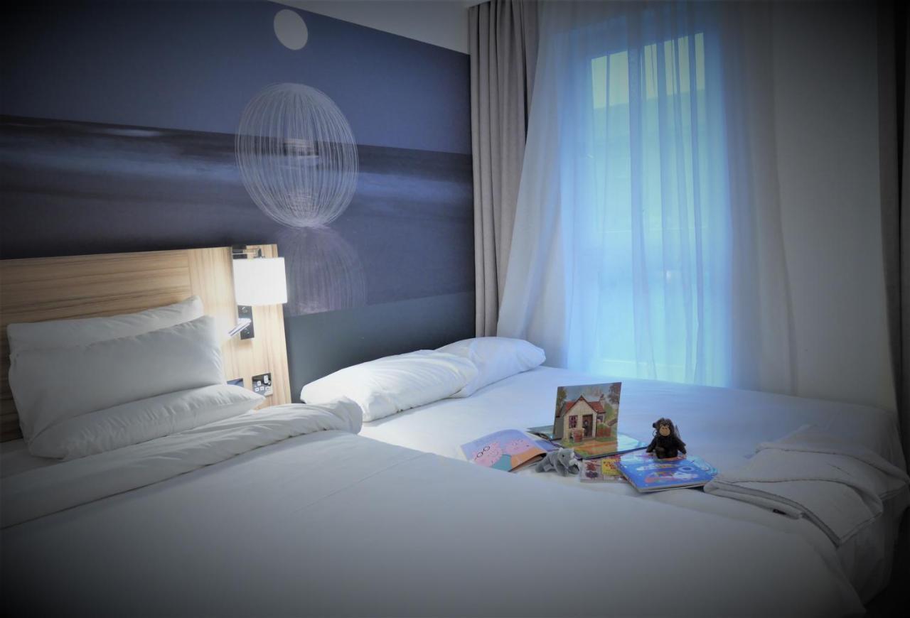 Novotel London Stansted Airport Станстед-Маунтфітчет Екстер'єр фото