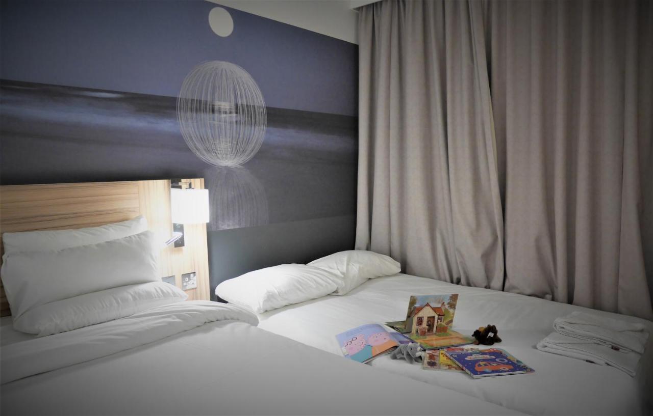 Novotel London Stansted Airport Станстед-Маунтфітчет Екстер'єр фото